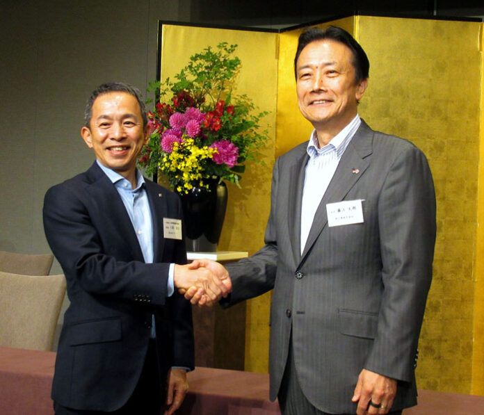 大櫛顕也前会長（左）と藤江太郎新会長