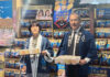 宗像市の伊豆みさこ市長㊧と福島恒晴支店長