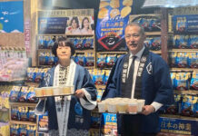 湖池屋「プライドポテト」に九州焼のり醤油 宗像仕込み醤油使用 宗像市の伊豆みさこ市長㊧と福島恒晴支店長