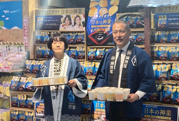宗像市の伊豆みさこ市長㊧と福島恒晴支店長