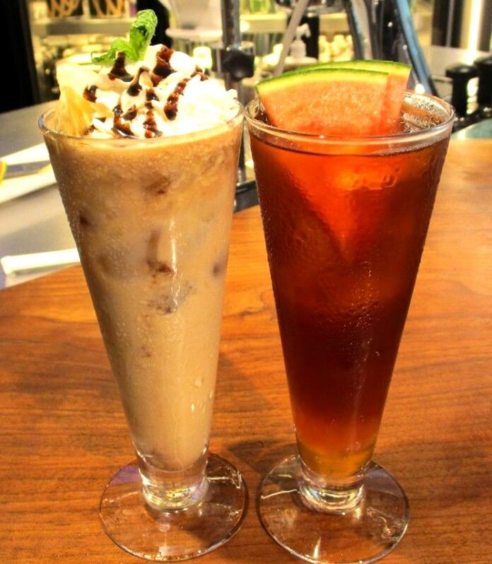 左からバナナ、スイカと組み合わせたフルーツコーヒー