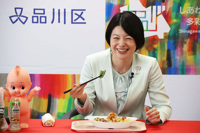 ボウルを試食した森澤恭子区長