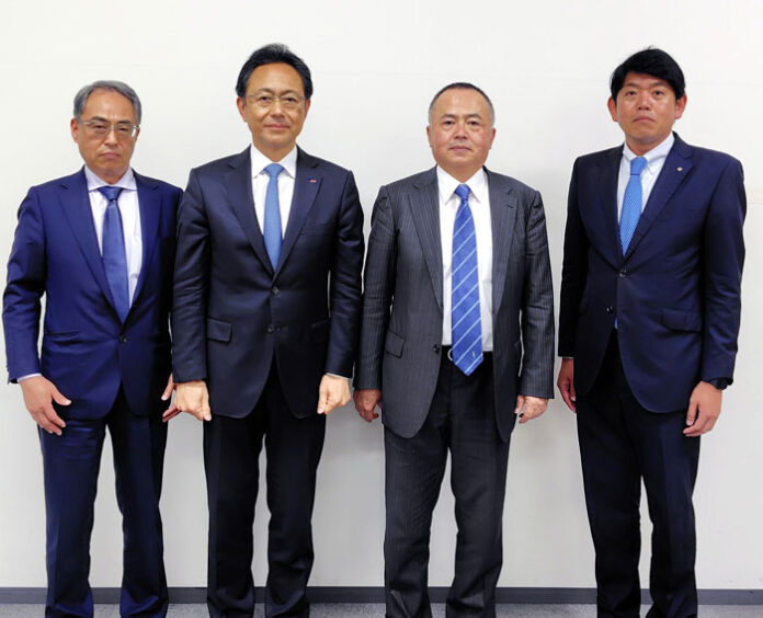 （左から）永江隆志副会長、中村光一郎副会長、満田盛護会長、田中英太郎副会長