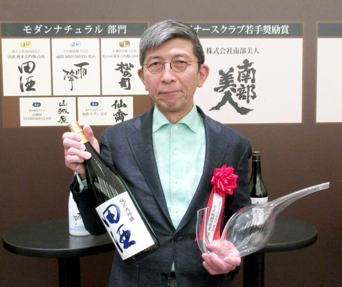 「田酒」を手にする西田司代表