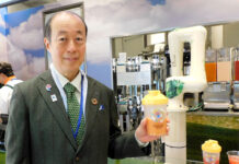 エア・ウォーター 事業基盤「北海道」を訴求 人とロボットが協働作業 販売するスムージーを持つ和辻徹執行役員