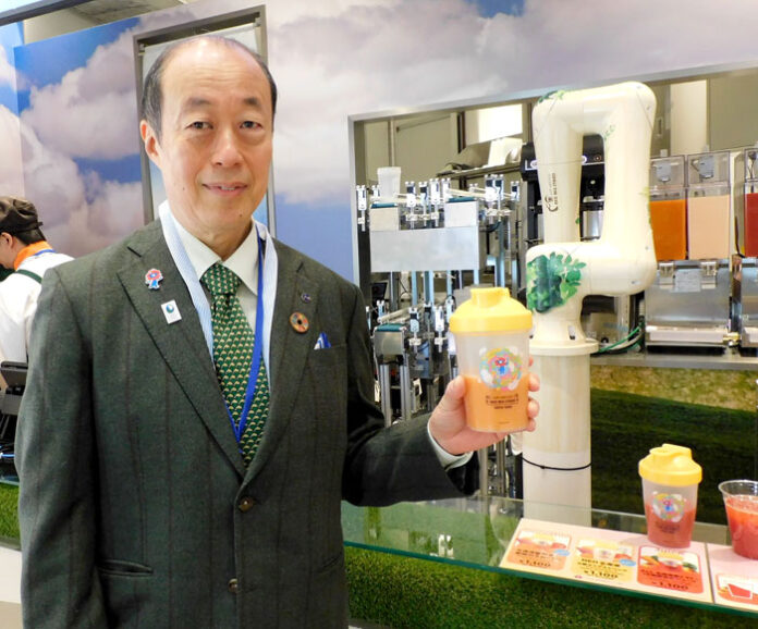 販売するスムージーを持つ和辻徹執行役員