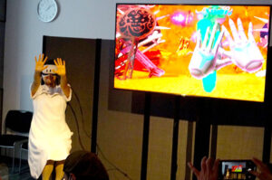 VR腸内クエストのゲーム時のイメージ右の画面はVRゴーグルから見るゲーム内容写真小 VR腸内クエストのゲーム時のイメージ。右の画面はVRゴーグルから見るゲーム内容」