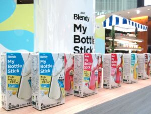 左から水よりはやい水分補給を訴求するすっきりレモンビタミンCとすっきりアセロラビタミンC 左から“水よりはやい水分補給”を訴求する「すっきりレモン&ビタミンC」と「すっきりアセロラ&ビタミンC」