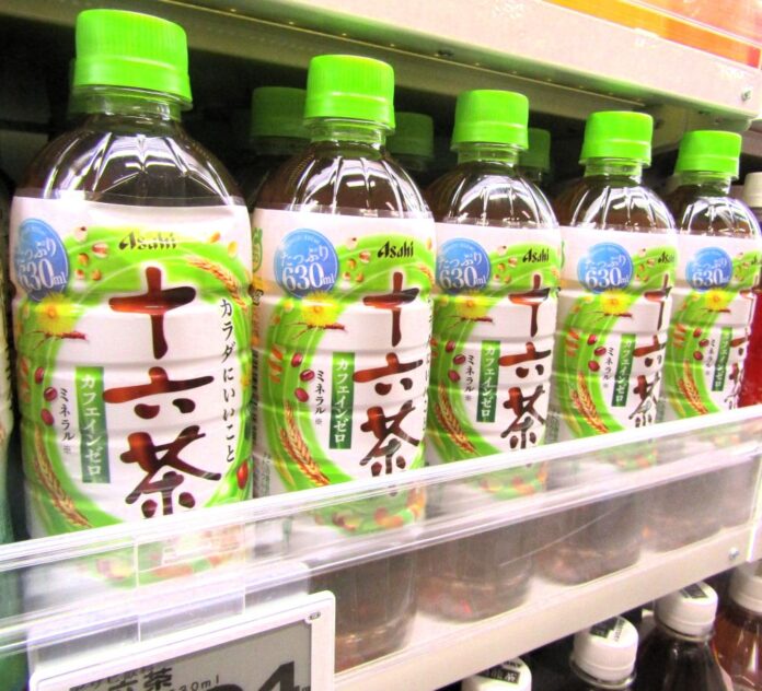 売場に並ぶ「十六茶」