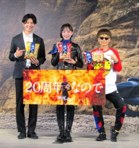 左から新CM発表会で登壇した栗山大河社長ゲストに招かれた井桁さんとバイク川崎バイクさん 左から新CM発表会で登壇した栗山大河社長、ゲストに招かれた井桁さんとバイク川崎バイクさん