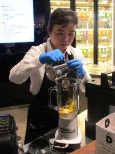フルーツコーヒーを作るUCCコーヒーアカデミーの清水美保氏 フルーツコーヒーを作るUCCコーヒーアカデミーの清水美保氏