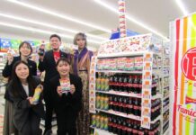 広がるLGBTQ理解促進の輪 ファミリーマートの店舗基点にコカ・コーラボトラーズジャパン、チェリオジャパン、クリートが協働 ブルボンヌさん(右奥)、CCBJIの林氏(中央奥)、ファミリーマートの大橋氏(左奥)、クリートの佐藤氏(右手前)、ファミリーマートマーケティング本部サステナビリティ推進部CSR・ダイバーシティ推進グループの土濃塚(とのづか)友李氏(左手前)
