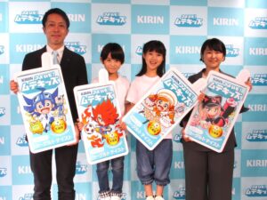 キリンビバレッジの鈴木郁真氏左端遠藤楓氏右端 キリンビバレッジの鈴木郁真氏(左端)、遠藤楓氏(右端)
