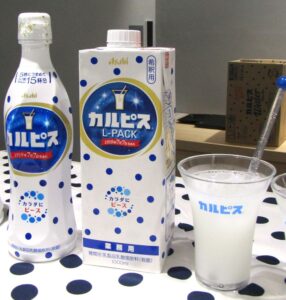 左から家庭用のカルピスピースボトルと業務用カルピス希釈用1Lパック 左から家庭用の「カルピス」ピースボトルと業務用「カルピス(希釈用)」(1Lパック)