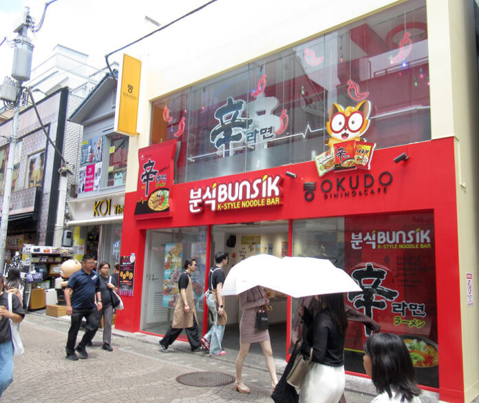 多くの若者や外国人が行き交う