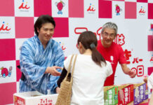 井村屋 「あずきバー祭り」開催 1.5万本超配布し大盛況 「あずきバー」を配る尾上松也さんと岩本康社長