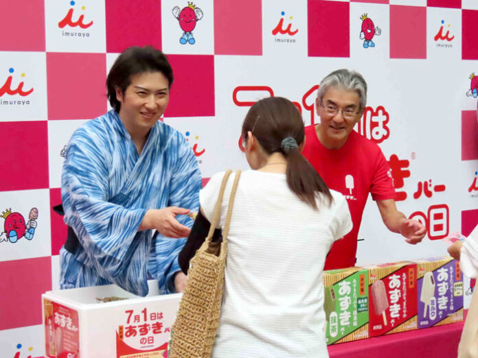 「あずきバー」を配る尾上松也さんと岩本康社長