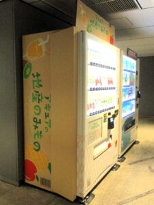 自販機全体が段ボールに包まれているかのようなデザイン 自販機全体が段ボールに包まれているかのようなデザイン
