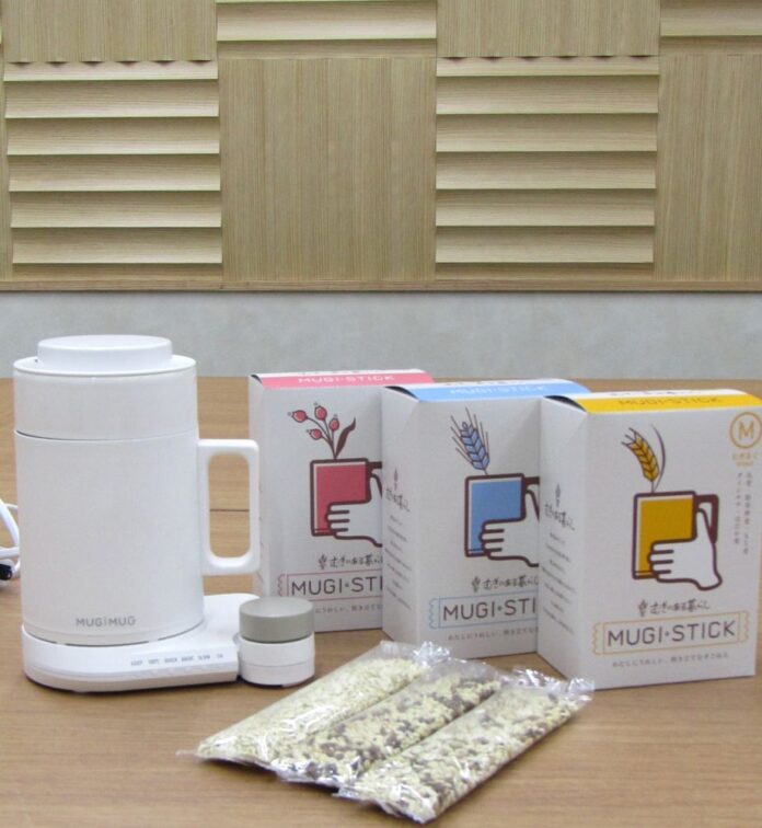 左からマグ型パーソナルむぎ炊飯器「MUGIMUG（むぎマグ）」とオリジナルむぎスティック「MUGISTICK」