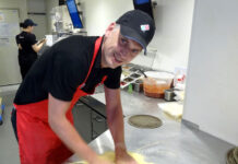 ドミノ・ピザ COOが一日店長 社内コンテストで大阪・上本町店が首位に ピザを作るマーティン・スティーンクスCOO