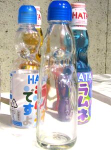 ハタ鉱泉の主力商品となる飲み口がプラスチック製のオリジナルラムネ ハタ鉱泉の主力商品となる飲み口がプラスチック製のオリジナルラムネ