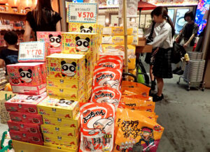 箱入り商品で大人買いも促す 箱入り商品で大人買いも促す