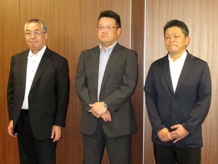（左から）嵯峨社長、塚田会長、渡邉取締役常務執行役員