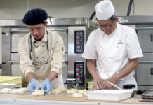 鳥越製粉 福岡で製パン講習会、満席の大盛況 パンの製造方法を実演(左が講師の吉岡亮次氏)