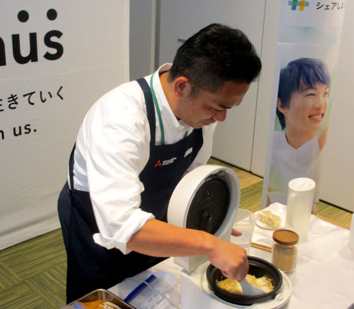 炊飯と調理を実演