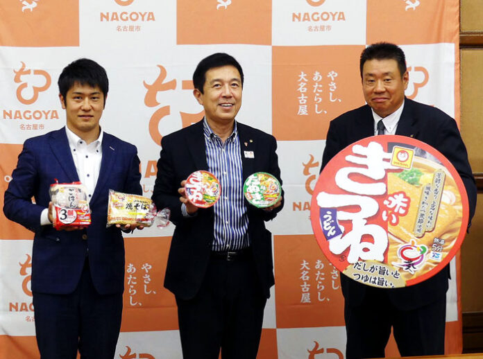 ロゴ入り商品でPR（左から舟橋篤史常務理事、広沢一郎市長、松本健司支店長）