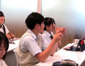 生のときしっとりミルクを口にして思わず笑みがこぼれる生徒 「生のときしっとりミルク」を口にして思わず笑みがこぼれる生徒