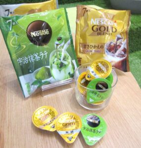 左からネスレ ポーション 宇治抹茶ラテネスカフェ ゴールドブレンド ポーション 甘さひかえめ 左から「ネスレ ポーション 宇治抹茶ラテ」「ネスカフェ ゴールドブレンド ポーション 甘さひかえめ」