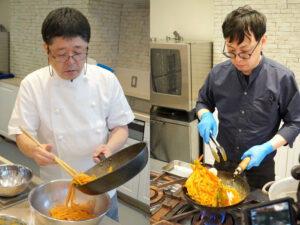 ㊧調理するスパゲッ亭加良の加藤良夫代表㊨調理するカフェテラスLIONの入江浩史代表 ㊧調理するスパゲッ亭加良の加藤良夫代表/㊨調理するカフェテラスLIONの入江浩史代表
