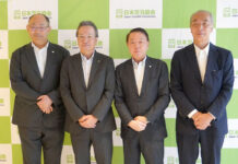 日本豆乳協会のメンバー。左から大島秀隆広報部会長、加藤一郎副会長、山﨑孝一会長、安部徹事務局長