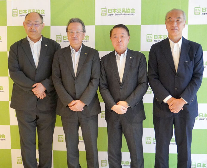 日本豆乳協会のメンバー。左から大島秀隆広報部会長、加藤一郎副会長、山﨑孝一会長、安部徹事務局長