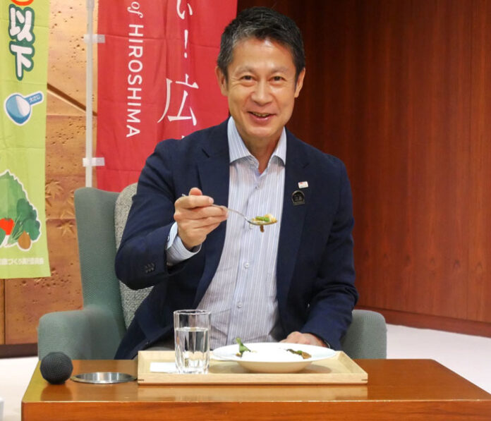 試食する湯崎英彦知事