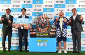 イベント健康ミネラルむぎ茶ドリームマッチ2025でゲストに招かれた五十嵐亮太さん右川﨑宗則さん左笑福亭鶴瓶さん中央右と伊藤園の黒岡氏 イベント「健康ミネラルむぎ茶」ドリームマッチ2025でゲストに招かれた五十嵐亮太さん(右)、川﨑宗則さん(左)、笑福亭鶴瓶さん(中央右)と、伊藤園の黒岡氏