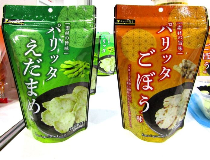 左から「素材の旨味 パリッタ えだまめ味」（70g）とごぼうの旨味が詰まったチップス「素材の旨味 パリッタ ごぼう味」（同）