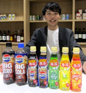 新商品「おうちドリンクバー ペプシゼロ」（左から3品目）とSBFジャパンブランドマーケティング本部の宮内優洋さん