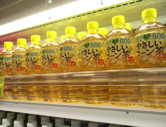 売場に並ぶ「GREEN DA・KA・RA　やさしいコーン茶」
