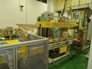 合組後の袋詰め出荷の様子