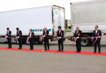 25mダブル連結トラックによる共同配送開始 ブルボン・岩塚製菓・朝日物流・京葉流通倉庫・大東実業が連携 テープカットの様子