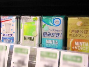 売場に並ぶミンティアブリーズ クリアプラスマイルド中央右 売場に並ぶ「ミンティアブリーズ クリアプラスマイルド」(中央右)