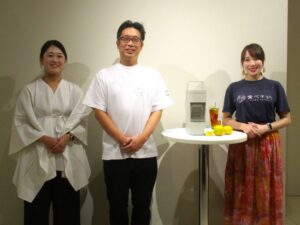 左からソロフレッシュコーヒーシステムの西川満美子氏、UCCジャパン・ソロフレッシュコーヒーシステムの柳原優樹氏、ビビッドガーデンの秋元里奈氏