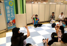 浅井企画の小林よしひささんが体操をレクチャー