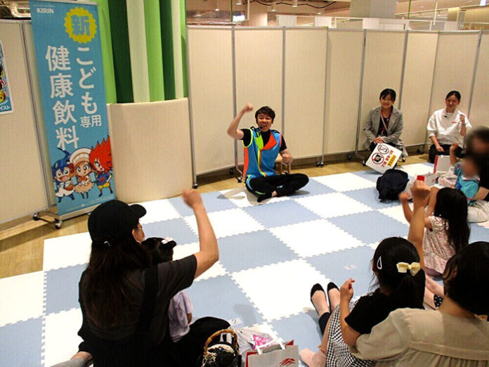 浅井企画の小林よしひささんが体操をレクチャー
