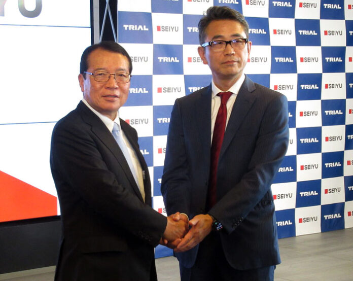 西友の楢木野仁司社長（右）、大久保恒夫副会長