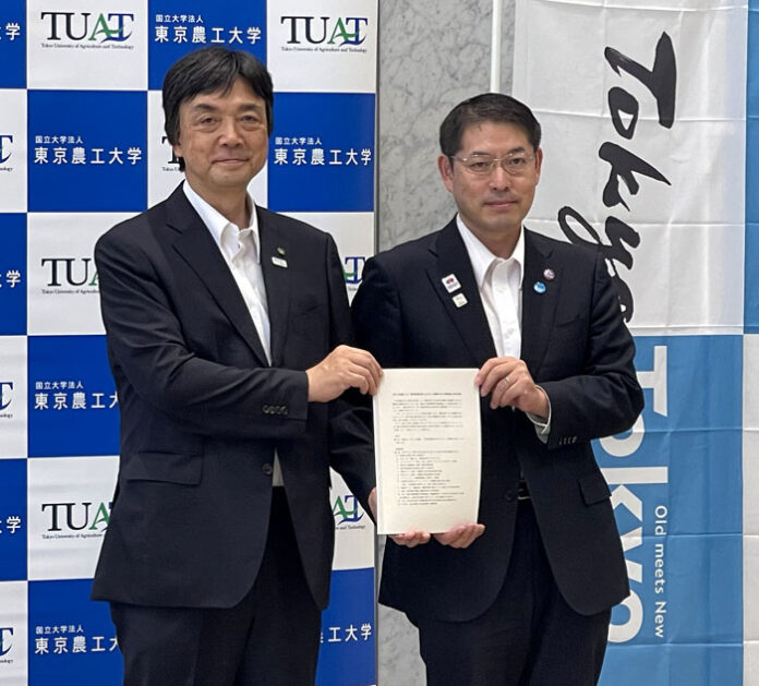 千葉一裕学長㊧と田中慎一局長