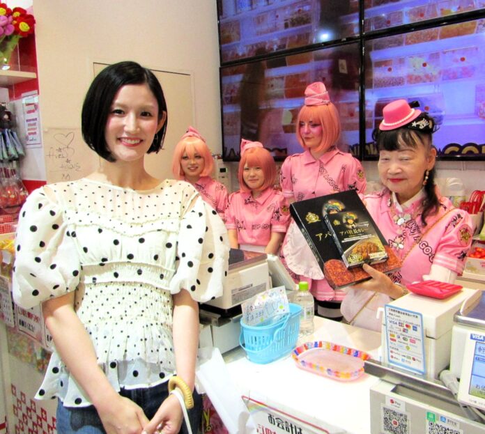 店頭に立ち接客するアパホテルの元谷芙美子社長（右）