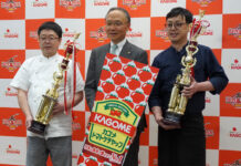 カゴメ ナポリタン全国大会 王道、個性派の日本代表店が決定 群馬「鉄板焼」、栃木「エビとイカ」 写真左から加藤良夫代表、山口聡社長、入江浩史代表